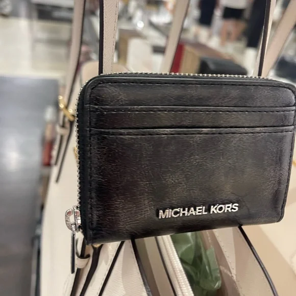 MICHAEL KORS Jet Set Medium Distressed Zip Around Card Case
Black 
NWT - Picture 5 of 16